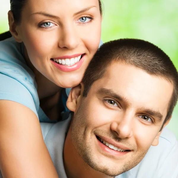 Retrato de casal feliz, ao ar livre — Fotografia de Stock