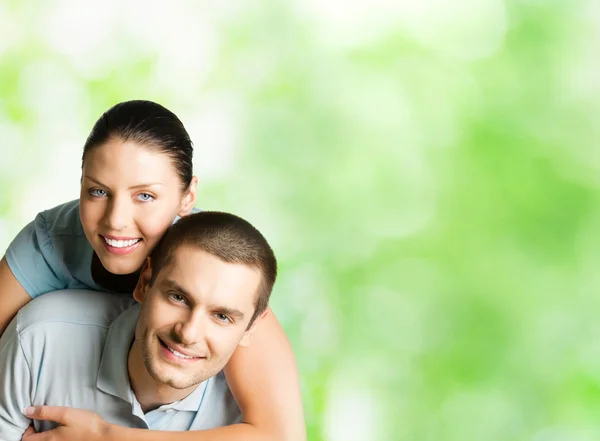 Retrato de pareja feliz, al aire libre —  Fotos de Stock