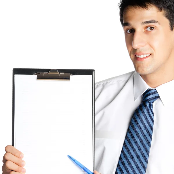 Feliz joven empresario sonriente mostrando portapapeles en blanco — Foto de Stock