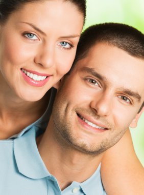 genç çekici çift, açık havada gülümseyerek mutlu