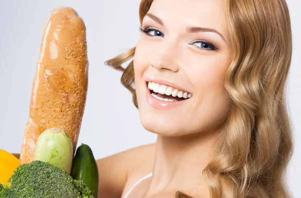 Mujer con comida vegetariana — Foto de Stock