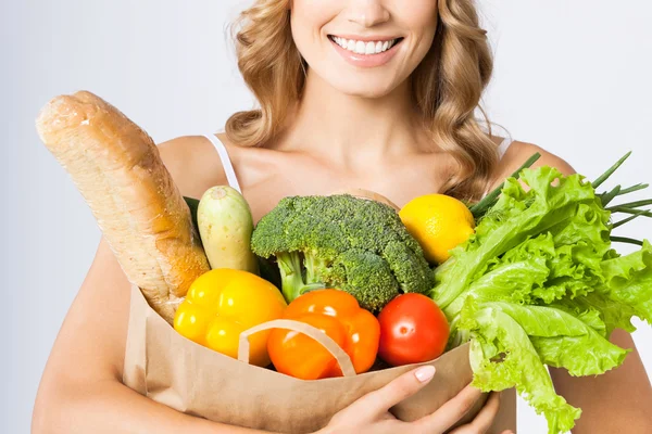 Mulher com comida vegetariana — Fotografia de Stock