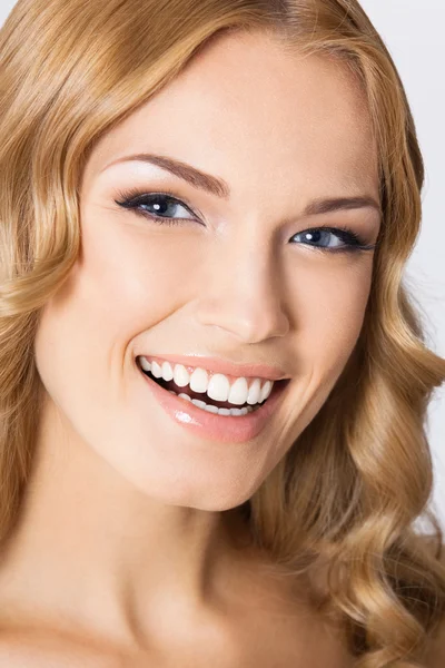 Joven mujer sonriente alegre, en gris —  Fotos de Stock