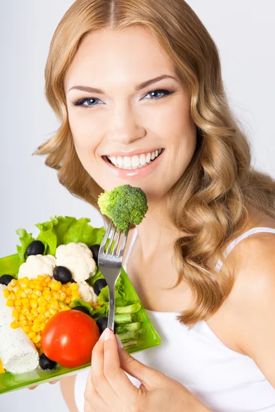 Mulher com salada vegetariana, sobre cinza — Fotografia de Stock