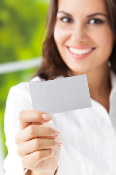 Empresária mostrando cartão de visita em branco — Fotografia de Stock