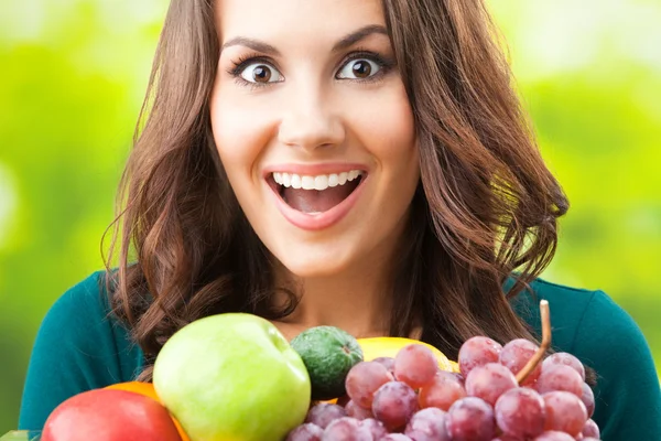 Mujer con plato de frutas, al aire libre — Foto de Stock