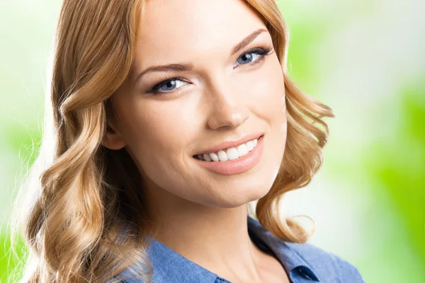 Felice donna sorridente con i capelli lunghi, all'aperto — Foto Stock