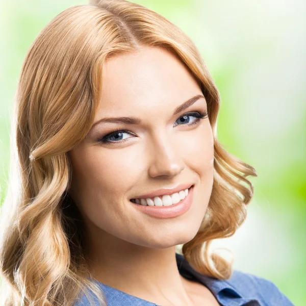 Felice donna sorridente con i capelli lunghi, all'aperto — Foto Stock