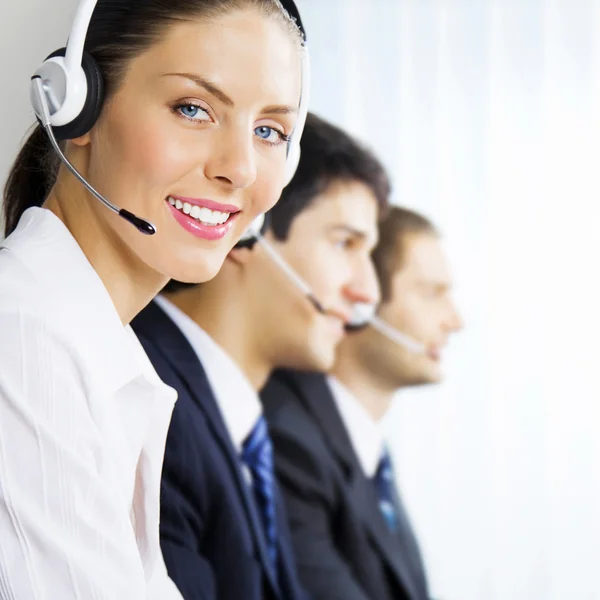 Tres operadores de telefonía de apoyo en el lugar de trabajo — Foto de Stock