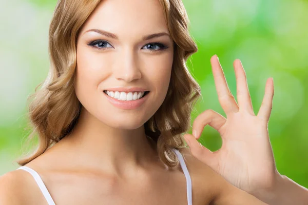 Woman with okay gesture, outdoors — Stock Photo, Image