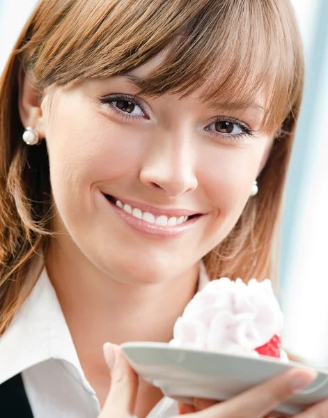 Smiling businesswoman with cake at office — Stock Photo, Image