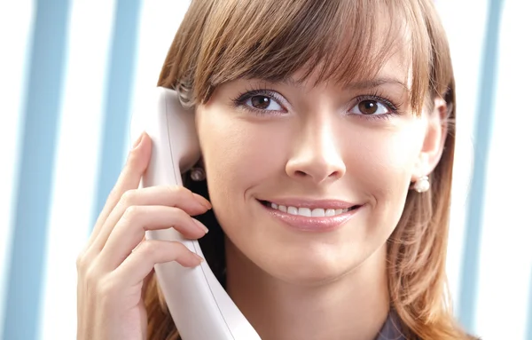 Giovane donna con telefono, in ufficio — Foto Stock