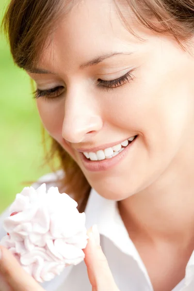 Donna sorridente con torta all'aperto — Foto Stock