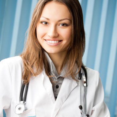 neşeli kadın doktor ofisinde