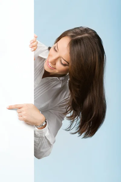 Empresaria mostrando letrero, sobre azul — Foto de Stock