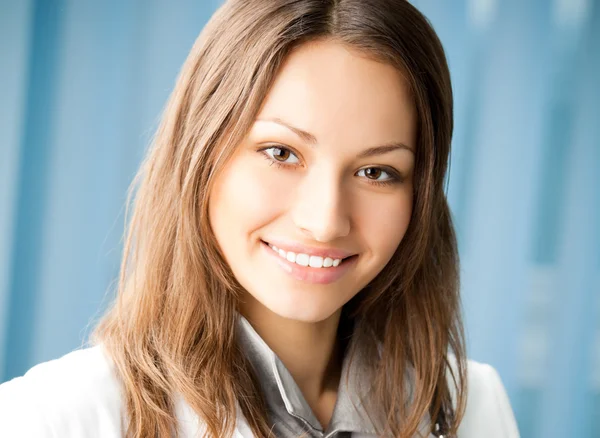 Veselá ženského lékaře v kanceláři — Stock fotografie