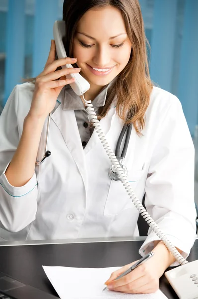 Unga läkare på telefon, på kontor — Stockfoto