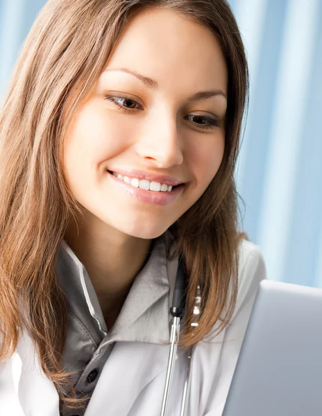 Médico feminino alegre com laptop — Fotografia de Stock