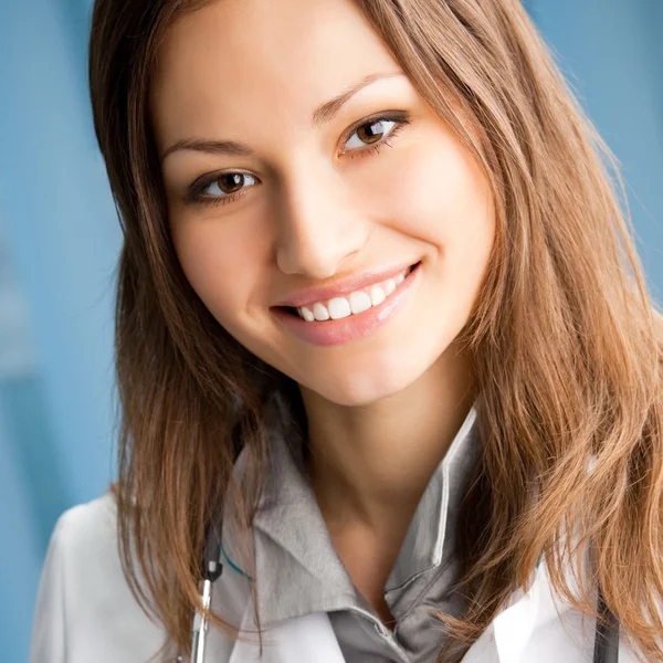 Joyeux médecin féminin au bureau — Photo