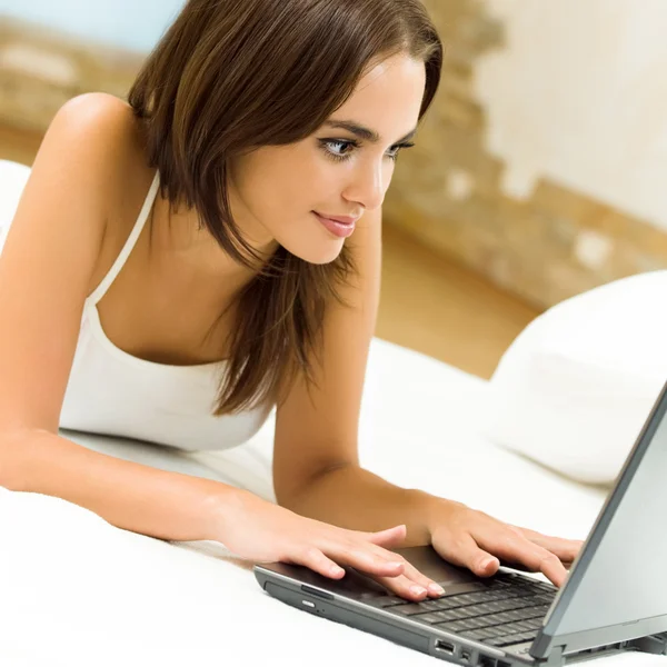 Mulher sorridente alegre trabalhando com laptop — Fotografia de Stock