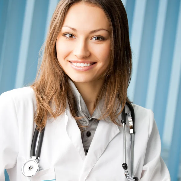 Joyeux médecin féminin au bureau Images De Stock Libres De Droits