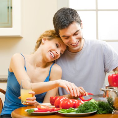 neşeli genç çift evde pişirme