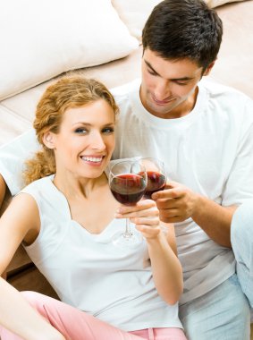 şişe bardak ile Çift