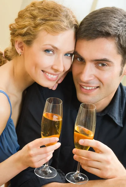 Casal alegre com champanhe — Fotografia de Stock
