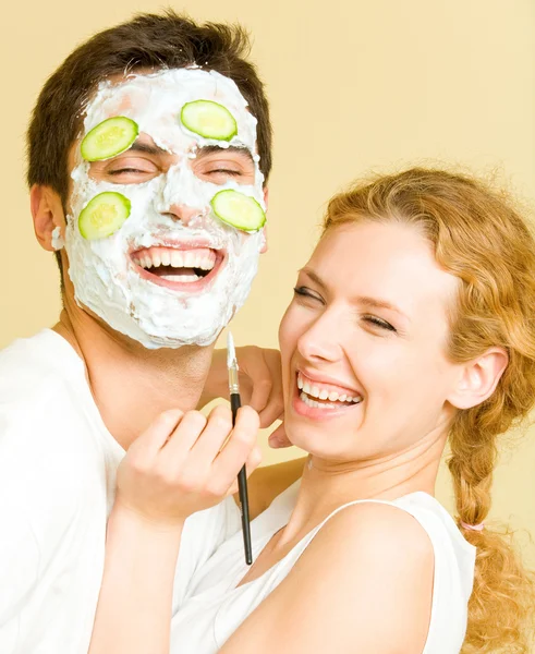 Pareja alegre divirtiéndose juntos — Foto de Stock