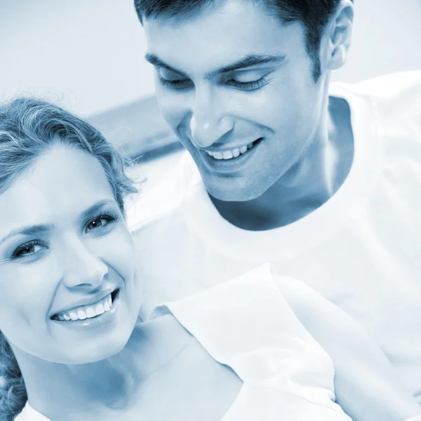 Glada leende unga par, inomhus — Stockfoto