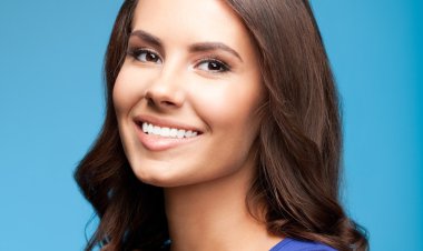 üzerinde mavi mutlu gülümseyen genç kadın