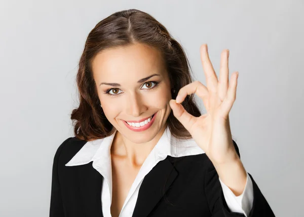 Mujer de negocios feliz con buen gesto, sobre gris —  Fotos de Stock