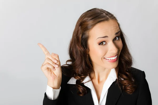 Empresaria mostrando área en blanco para signo o copia, sobre gre — Foto de Stock