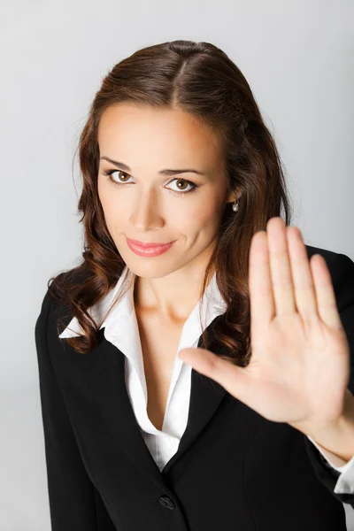 Geschäftsfrau mit Stopp-Geste, über grau — Stockfoto
