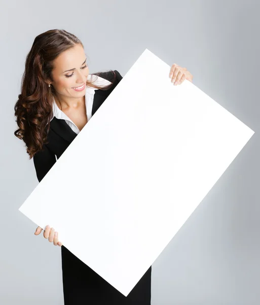 Empresária mostrando tabuleta, sobre cinza — Fotografia de Stock