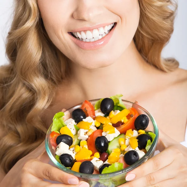 Frau mit vegetarischem Salat, über grau — Stockfoto