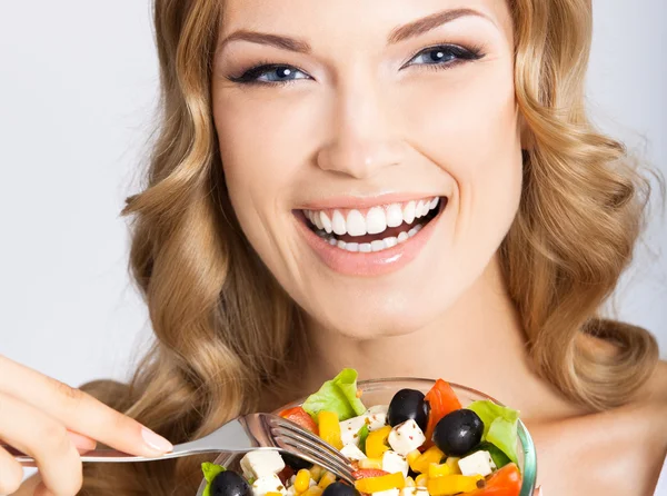 Mujer con ensalada vegetariana, sobre gris —  Fotos de Stock