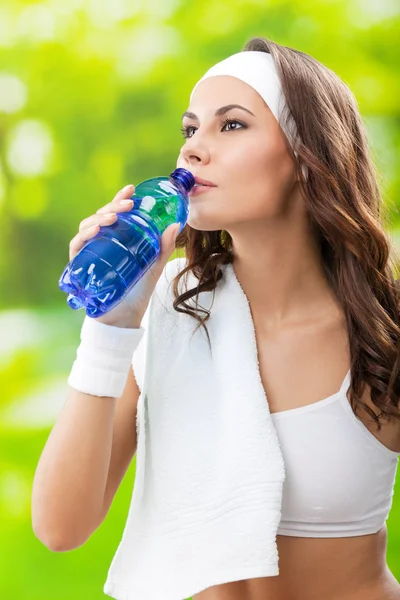 Donna che beve acqua, all'aperto — Foto Stock