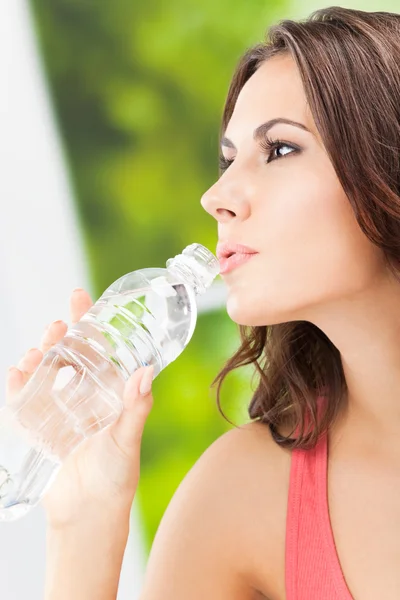 Giovane donna con acqua, all'aperto — Foto Stock