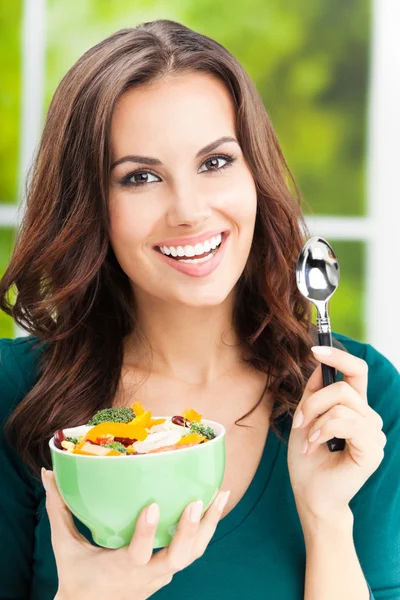 Young woman with salad, outdoors — Stock Photo, Image