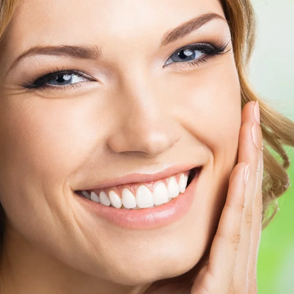 Mulher sorridente feliz com cabelo comprido, ao ar livre — Fotografia de Stock