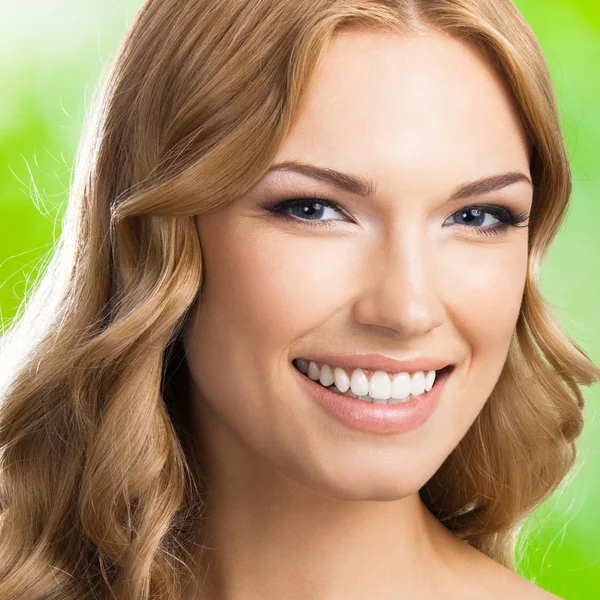 Retrato de jovem feliz sorrindo mulher, ao ar livre — Fotografia de Stock