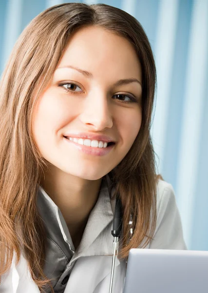 Glada kvinnliga läkare med laptop — Stockfoto