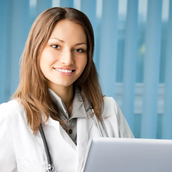 Alegre médico femenino con portátil —  Fotos de Stock