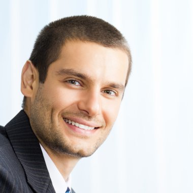 mutlu gülümseyen genç işadamı 