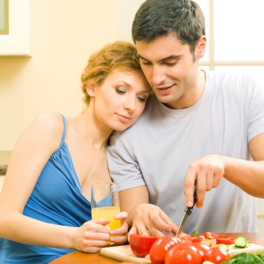 neşeli genç çift evde pişirme