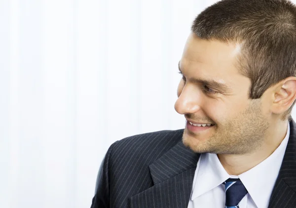 Feliz joven empresario sonriente en la oficina —  Fotos de Stock