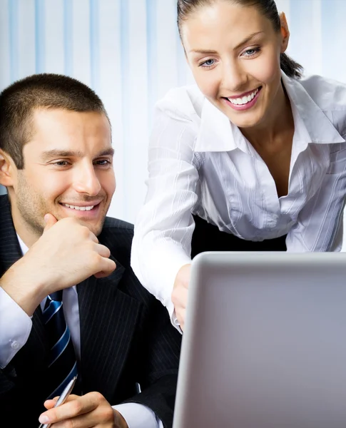 Empresarios trabajando en la oficina — Foto de Stock