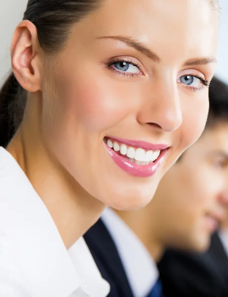 Feliz sorridente jovem empresária — Fotografia de Stock