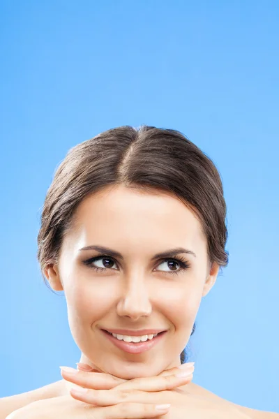 Porträt einer schönen Frau, auf blau — Stockfoto